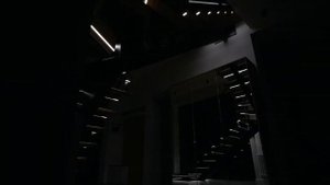 Стильная, надежная и безопасная лестница с подсветкой для дома