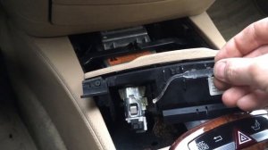 Замена лампы прикуривателя и пепельницы мерседес w221