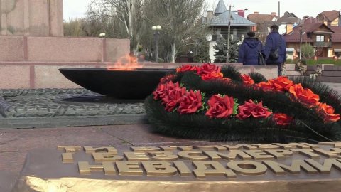 В освобожденном Херсоне на берегу Днепра вновь уст...Знамя Победы в городском мемориальном комплексе