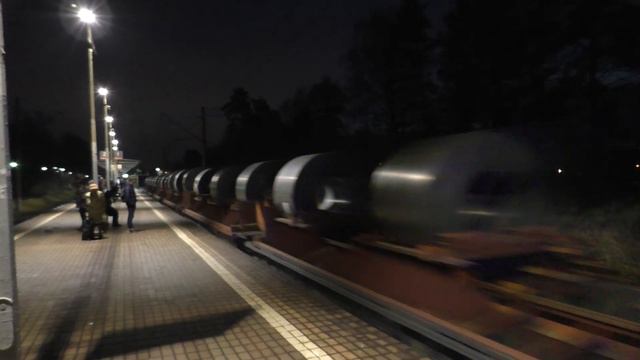 "Юбилейный" Электровоз ВЛ10У-1000 с грузовым поездом следует по платформе Турист смотреть онлайн