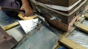 Как устранить течь крыши в районе трубы.