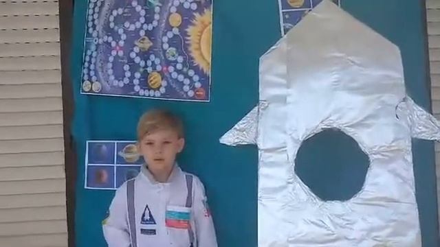 флешмоб "Через тернии к звездам". Зачем люди в космос летают? Школа "Лира" смотреть онлайн