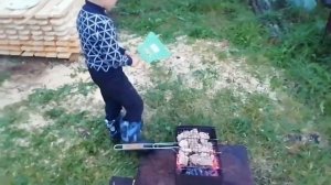 Ребёнок жарит шашлык по-взрослому. Классический рецепт шашлыка.