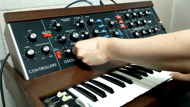 5 minuets with original Minimoog D - retro synth demo смотреть онлайн