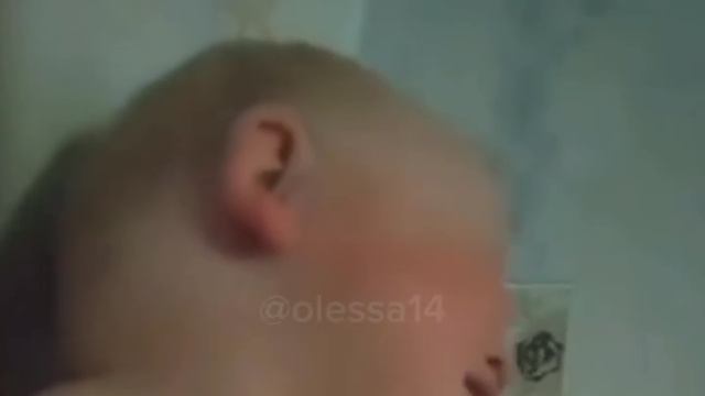 Что он поёт??