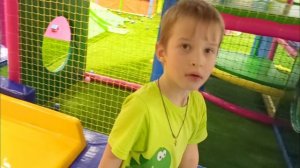 Настя_играет_на_детской_площадке_