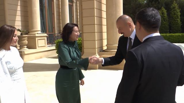 В честь Президента Садира Жапарова и его супруги Айгуль Жапаровой состоялся официальный прием смотреть онлайн