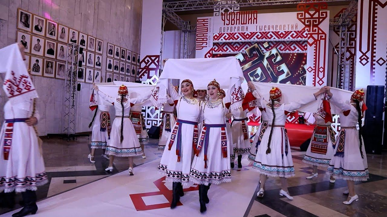 Семьи детей, родившихся в День чувашской вышивки, получили памятные подарки