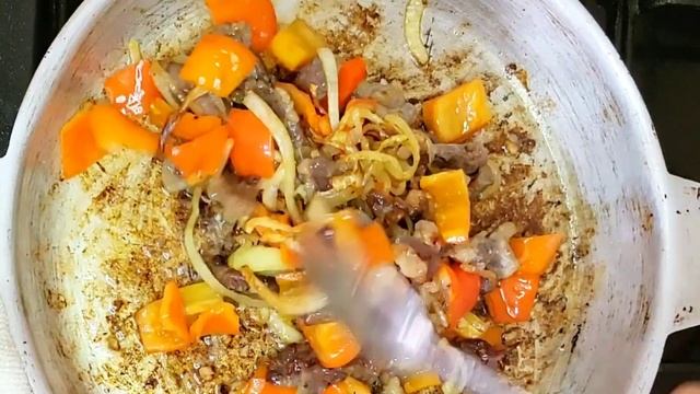 Фри с мясом. French fries and meat.Картофель фри с мясом. Patatas y carne. Pommes de terre et viand