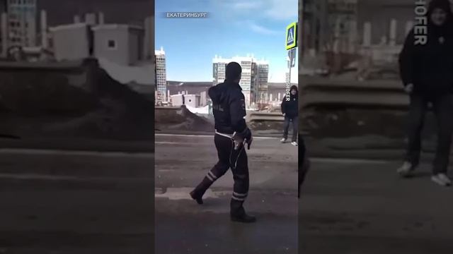 «Брось нож!». Неадеквата скрутили на дороге в Екатеринбурге