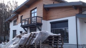 Дом из газобетона, отделка планкеном и декоративной штукатуркой по системе Ceresit