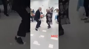 бабушка и дедушка танцуют??