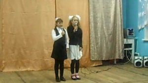 две девочки поют песню " выступление "