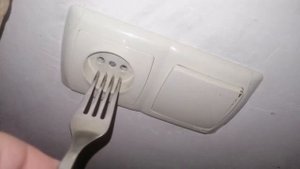 как правильно вставить вилку в розетку