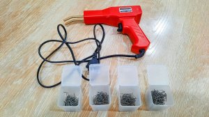 Ремонт лопаты паяльником при помощи металлических скоб.