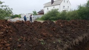 Миниэкскаватор копает и ломает