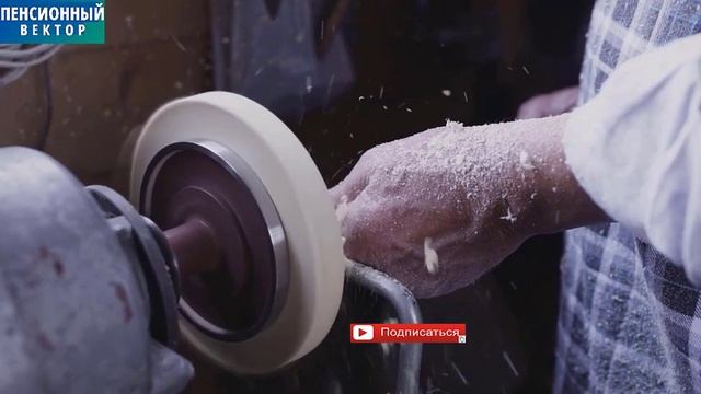 Доплаты к пенсии за 30 лет стажа.