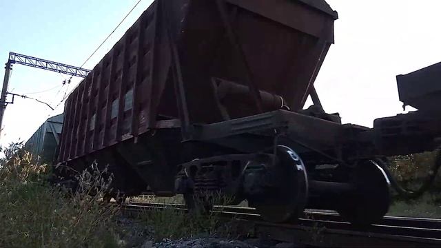 Грузовой поезд вблизи, вид снизу вблизи. Электровоз ДЭ1-031 с грузовым составом, Зерновозы смотреть онлайн