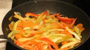 Свинина с овощами на сковороде