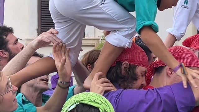 В Испании построили "башни" из людей: захватывающее зрелище и традиция в испанской культуре смотреть онлайн