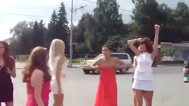 Красивые девушки танцуют на свадьбе смотреть онлайн