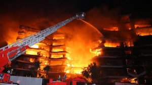 Полыхает элитный жилой комплекс в турецком Измире. Огонь уничтожил целый подъезд