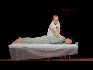 Врач остеопат лечит доктора сексолога