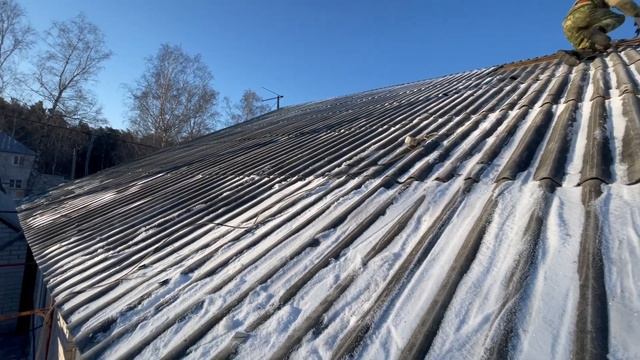 Монтаж крыши. Демонтаж шифера, настил профлиста, частичное выравнивание ската. смотреть онлайн