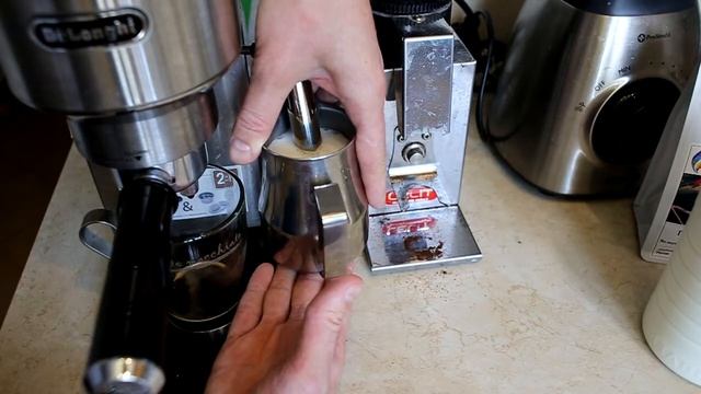 Кофе. Как сделать капучино в домашних условиях в кофемашине капучинатором + питчер.