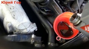 Ауди 100. Доливаем масло в двигатель. Audi 100. Add oil to the engine.