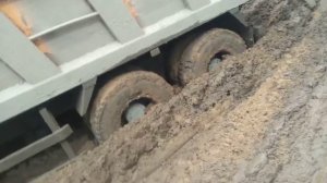 Работа на самосвале, Выезд с карьера, застрял на шакмане.