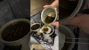 Отрезок процесса изготовления мази,очищаем и процеживаем приготовленный мацерат из натуральных трав