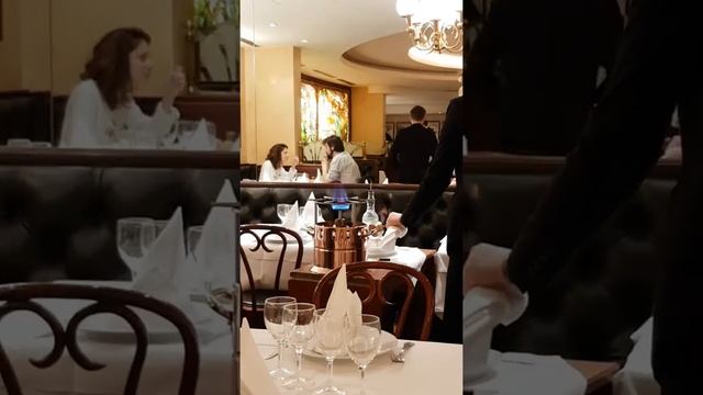 Шоу фламбе в ресторане Страсбурга Flambé Show at Strasbourg Restaurant