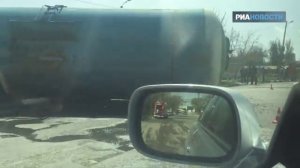МЧС_ в опрокинувшейся в Симферополе цистерне - 50 тонн бензина _ РИА Крым