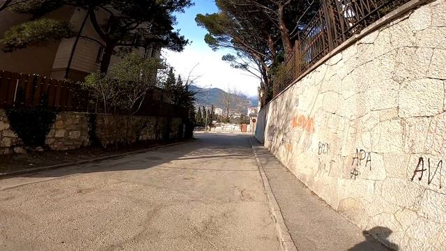 Почему всё так плохо и запущено? Улица Свердлова в Ялте как заповедник старины. Где живут местные? смотреть онлайн