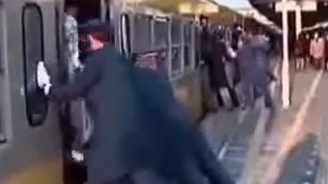ЖЕСТЬ! Метро в Японии утром! Как люди едут на работу