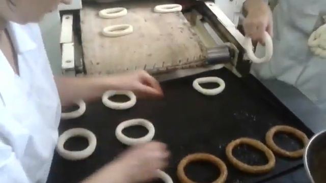 Формовка бублика с обсыпкой конжута на машине Б-4-58-Д смотреть онлайн