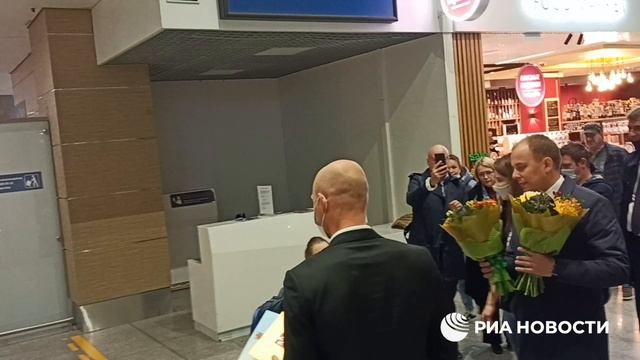 Российских паралимпийцев встречают дома