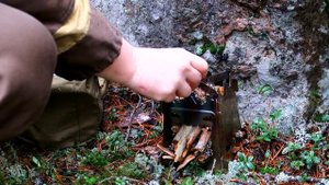 Поход в лес.КОЛОДЕЦ в сосновом лесу.Стоянка копателей.Готовка на печке щепочнице зимой.