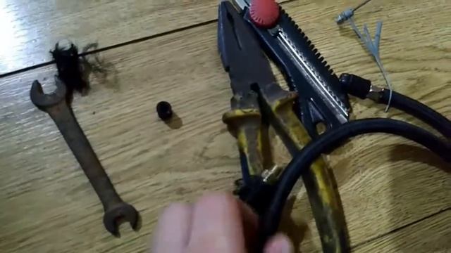 Ремонт шланга на автомобильном компрессоре Ураган.