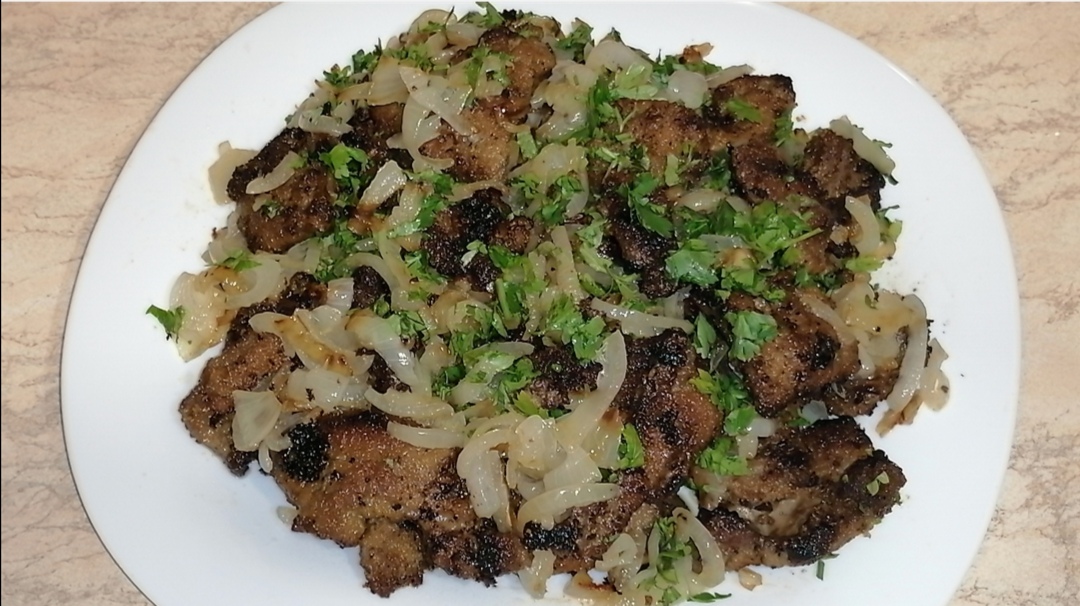 Жареный майонез. Печень с чесноком и майонезом на сковороде. Печень с чесноком и майонезом на сковороде. Печень говяжья в майонезе. Печенки с чесноком.