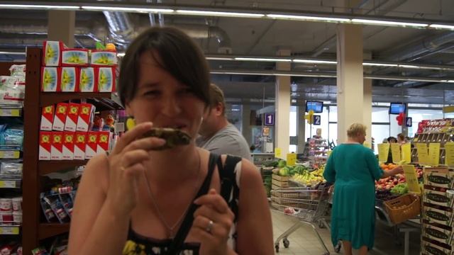 Девушка ест устрицу в первый раз (Брест) смотреть онлайн