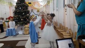 Танец Принца и Золушки на балу
