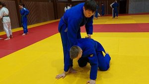 Дзюдо. Данияр показывает сбив в партер и переход на удушающий приём