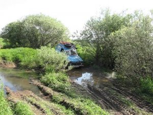 На Ниве (ВАЗ 2121) через лужу