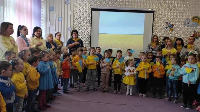 День єднання 16.02.2022 р. Державний Гімн України виконують діти і колектив ЗДО 