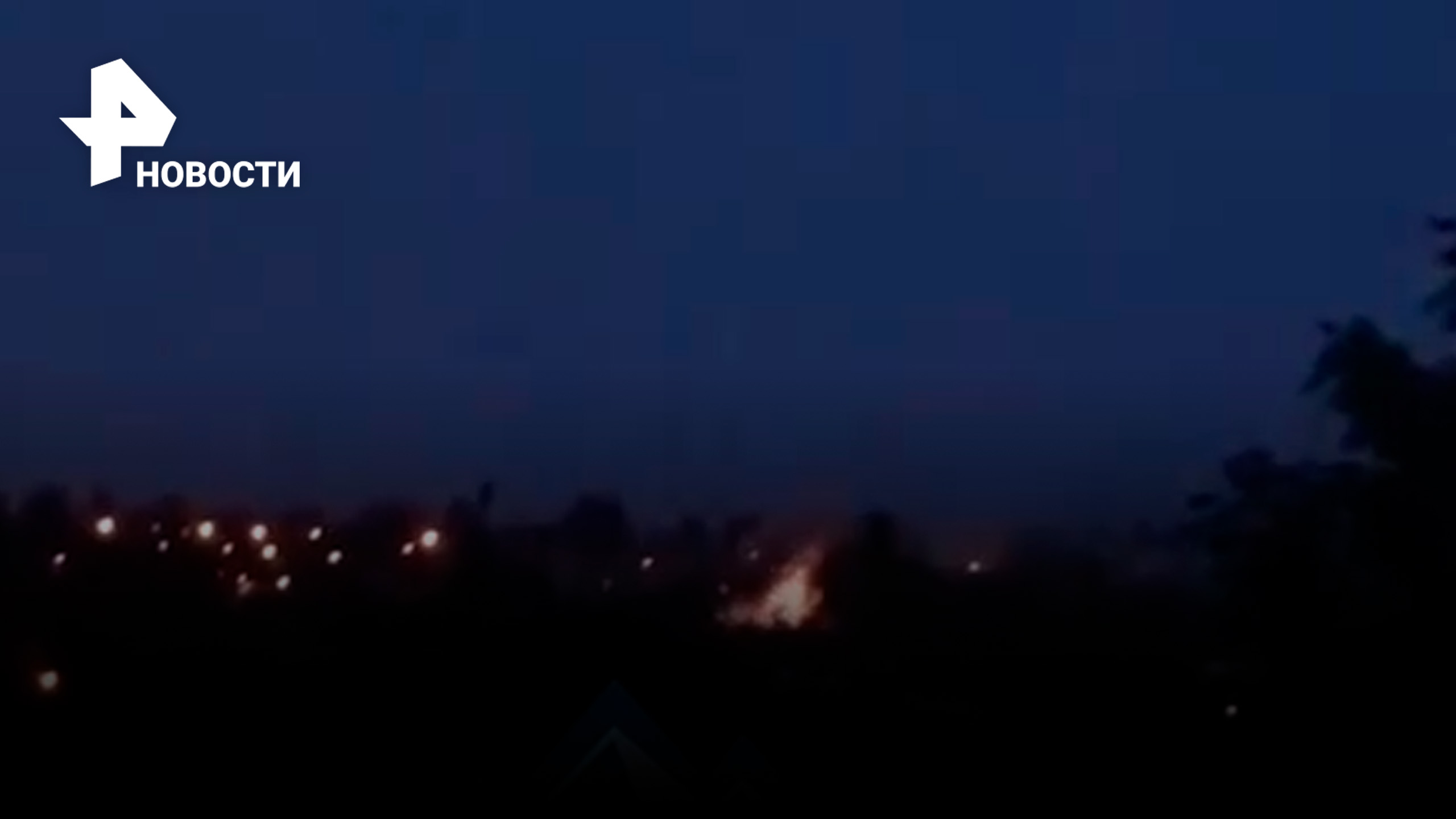 ВИДЕО: Жители Ленинского района Донецка делятся кадрами ночного обстрела / РЕН Новости