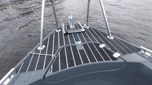 Fortis Катана 575 : установка якорной лебедки, не лишаясь комфортной  носовой площадки.