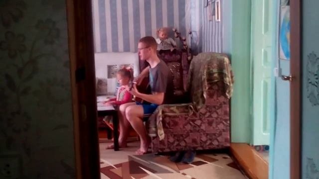Маленькая сестра подпевает брату 