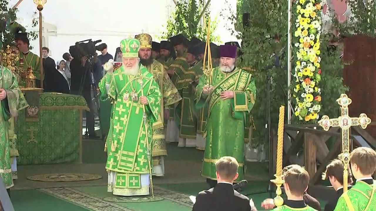 Православные верующие отмечают один из главных церковных праздников - Святую Троицу